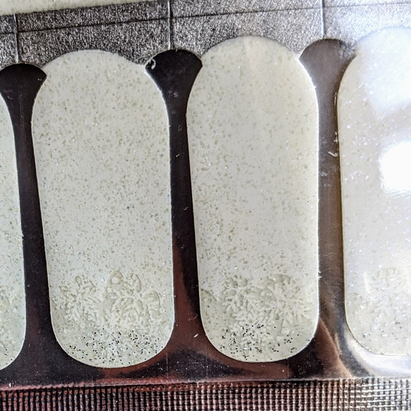 5 for $20 Nail Wraps- Snowflake Tips - Picture 2 of 4